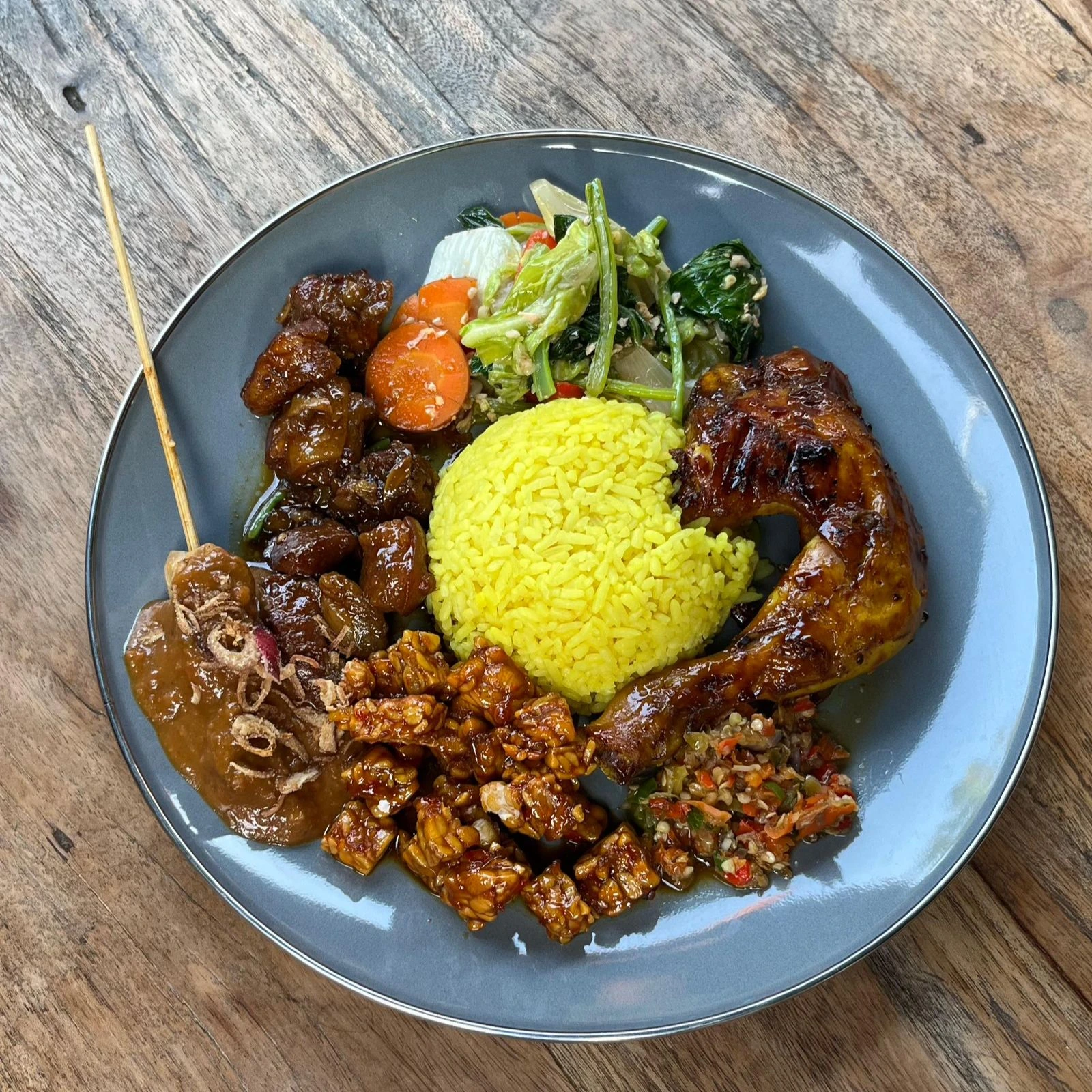 nasi kuning komplit